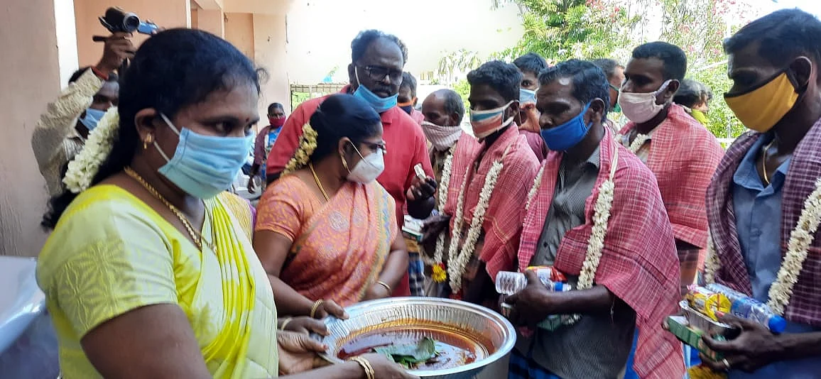 தூய்மைப் பணியாளர்களுக்கு மாலை அணிவித்து ஆரத்தி