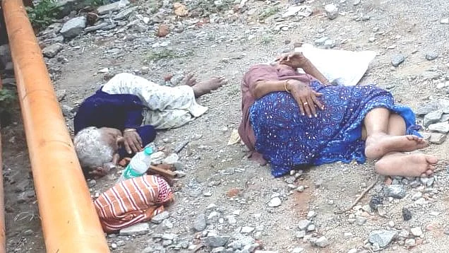 வீதியில் மூதாட்டிகள்