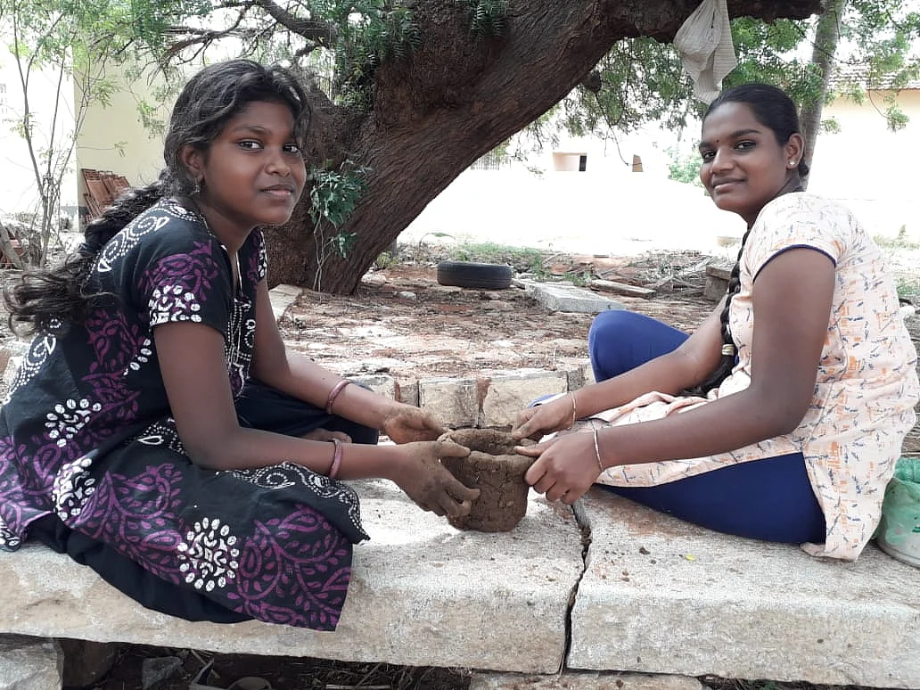 கரூர்: மாட்டுசாணத்தில் பூந்தொட்டி! -பிளாஸ்டிக்குக்கு மாற்றாக அசத்தும் சிறுமிகள்