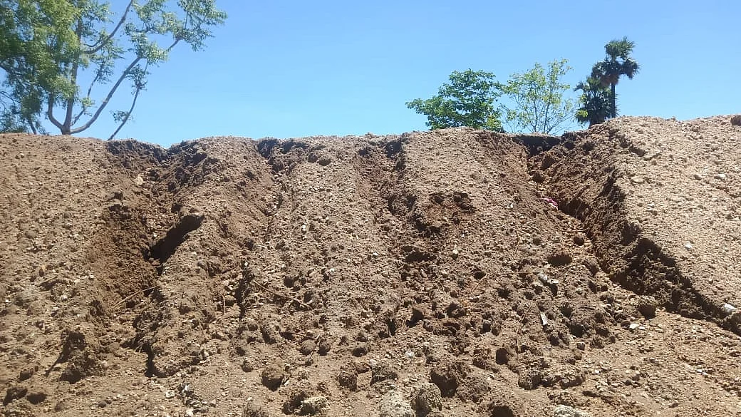 உடைந்த குளக்கரை