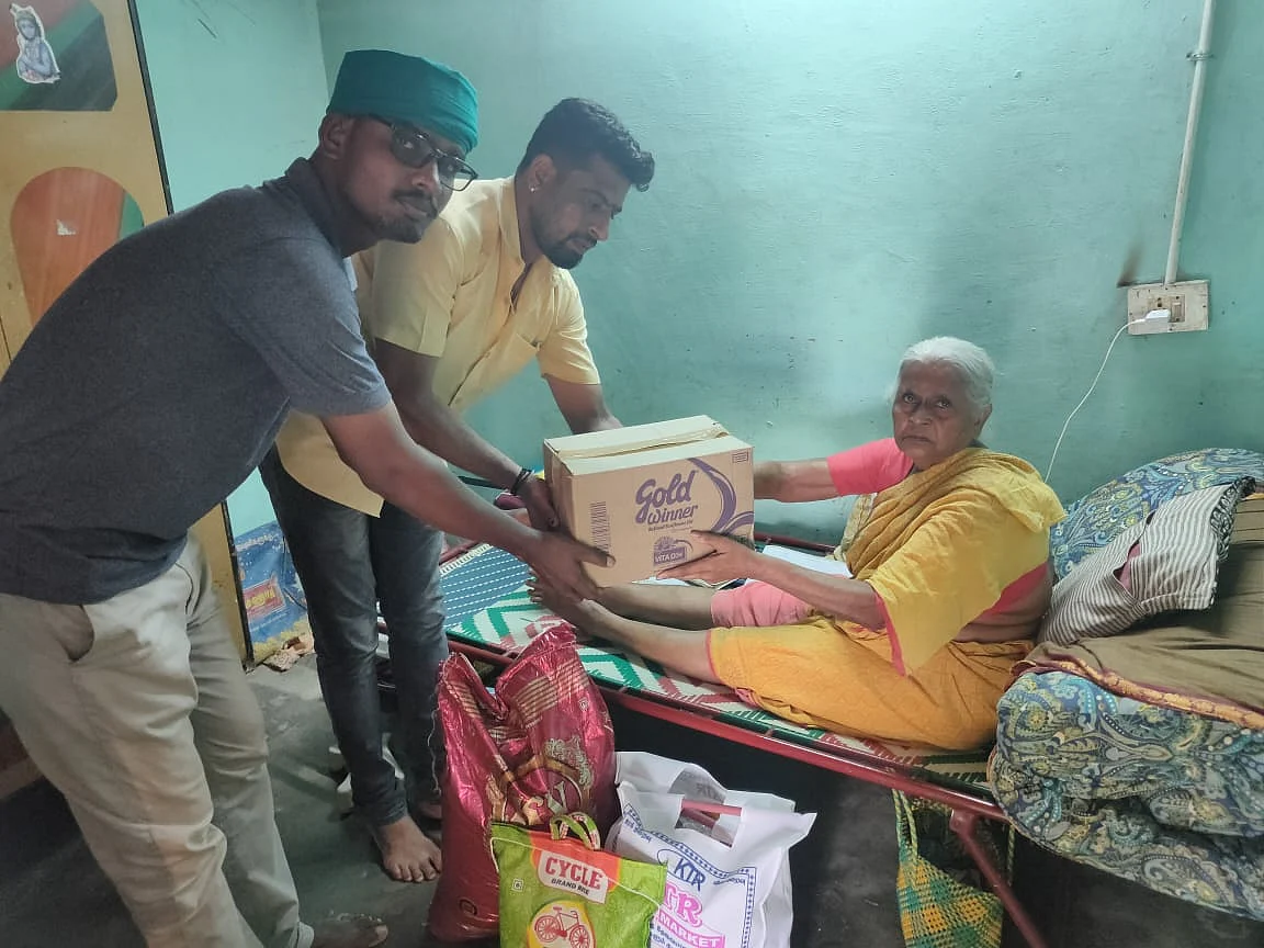 சமூக ஆர்வலர்களின் உதவி