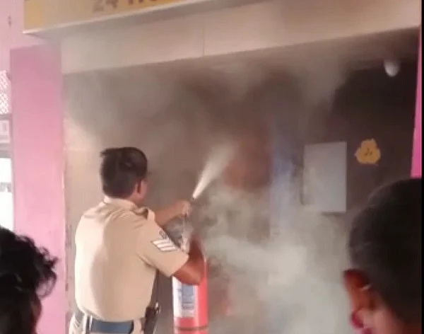 தீயை அணைக்கும் தீயணைப்பு வீரர்