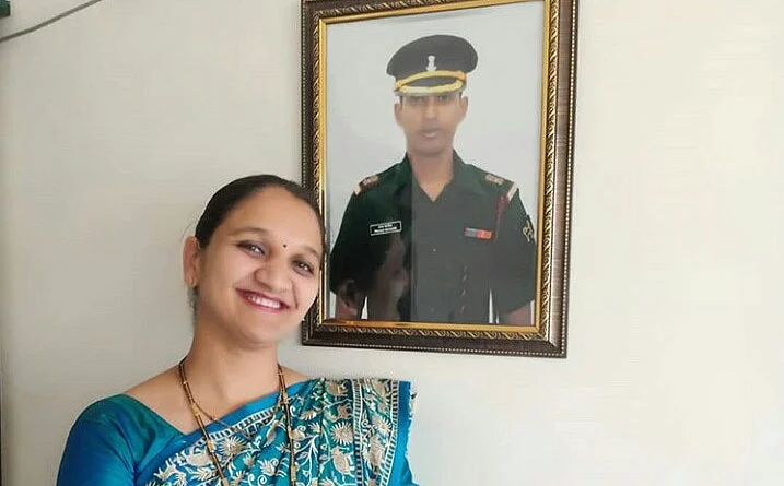 ` உடைந்து போகும் தருணத்தில், மீண்டு வந்திருக்கிறார்!' - ஸ்மிருதி இரானி பாராட்டிய பெண் ராணுவ அதிகாரி