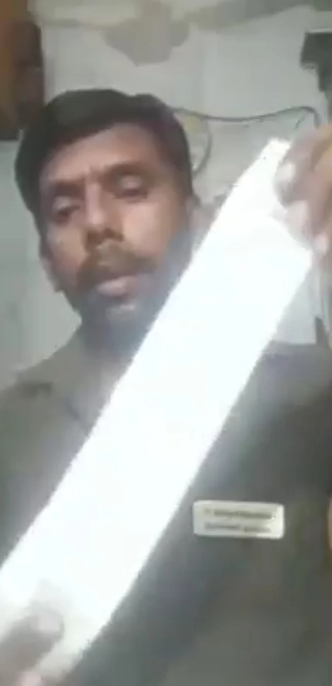 போலீஸார் கொடுத்த அபராத ரசீதைக் காட்டும் ராமகிருஷ்ணன்