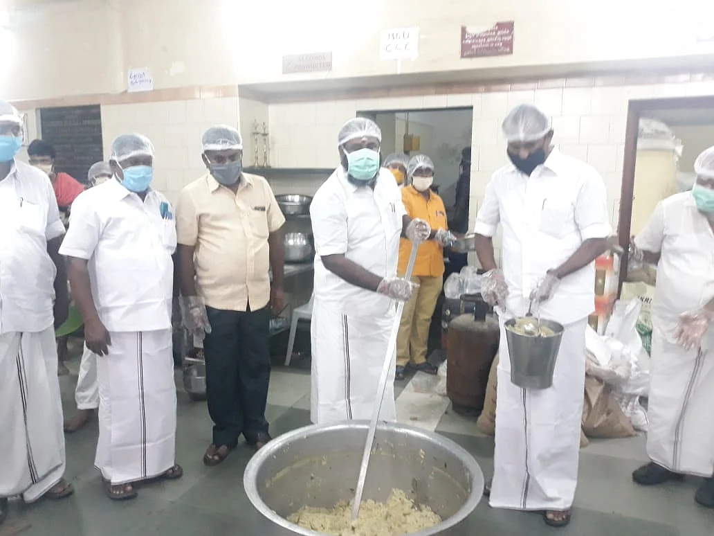 உணவு தயாரிக்கிறார்