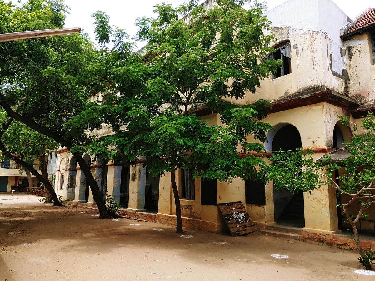 இடிக்கப்படுவதற்கு முன்பு...