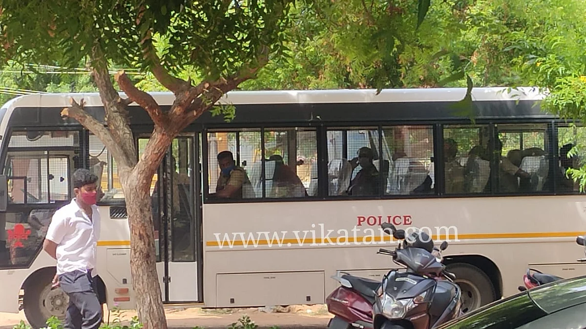 சாத்தான்குளம் போலீஸார்