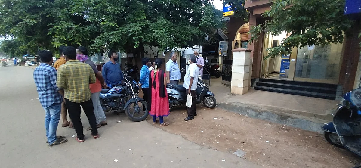 வங்கியின் முன்பு பாதிக்கப்பட்டவர்கள்