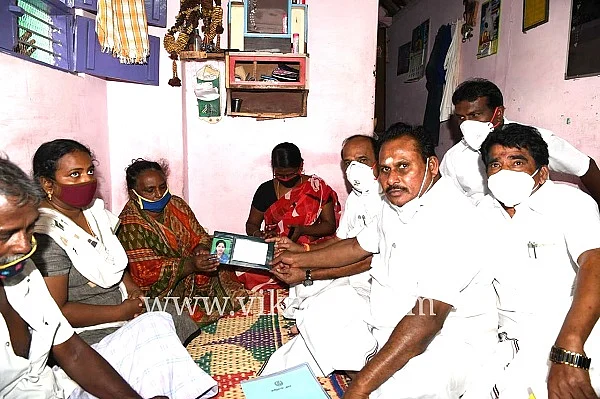 அ.தி.மு.க சார்பாக நிதி வழங்கிய அமைச்சர் கடம்பூர் ராஜூ