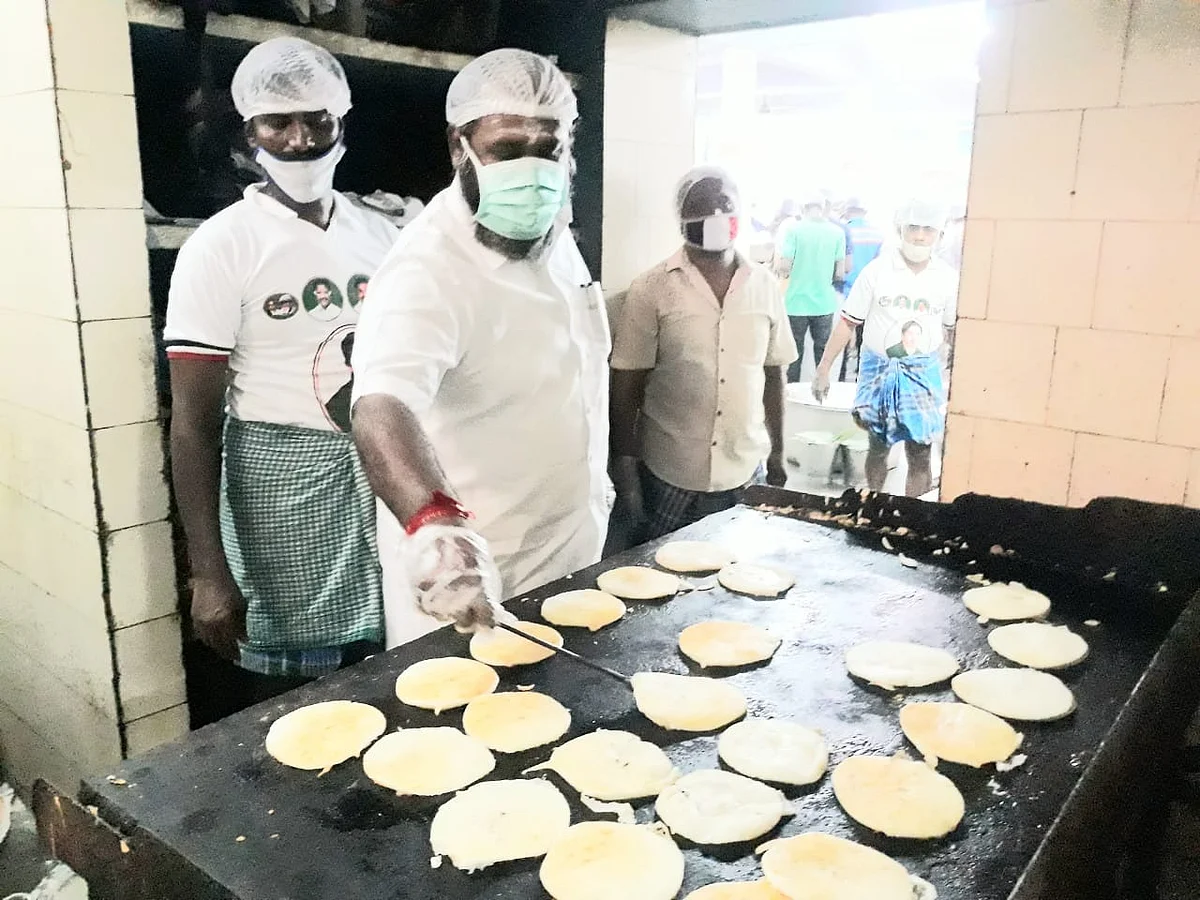 கொரோனா: அம்மா கிச்சன்; 3 வேளை சத்தான உணவு! - அறுசுவையில் அசத்தும் அமைச்சர் உதயகுமார்