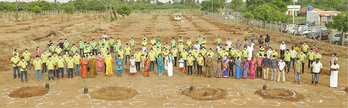 மரம் நடும் நிகழ்வில் அமைப்பினர்