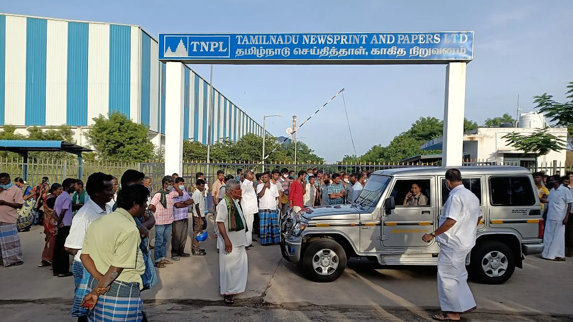உறவினர்கள் முற்றுகை