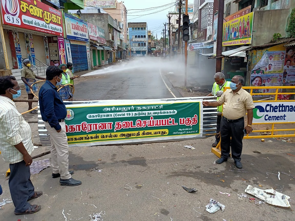 ஆய்வு செய்யும் அதிகாரிகள்