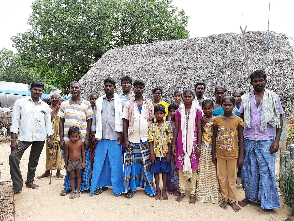 இருளர் குடியிருப்பு மக்கள்