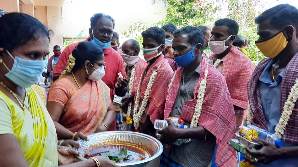 தூய்மைப் பணியாளர்களுக்கு மாலை அணிவித்து ஆரத்தி