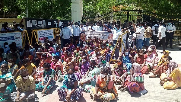 தர்ணா போராட்டத்தில் ஈடுபட்ட தூய்மைப் பணியாளர்கள்