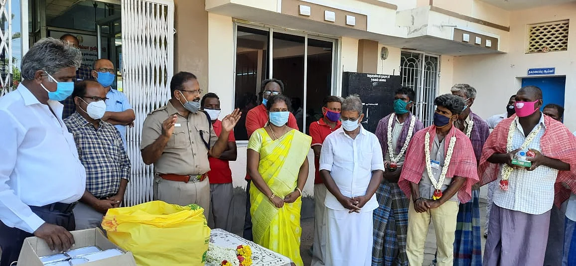 தூய்மைப் பணியாளர்களுக்கு மாலை அணிவித்து ஆரத்தி