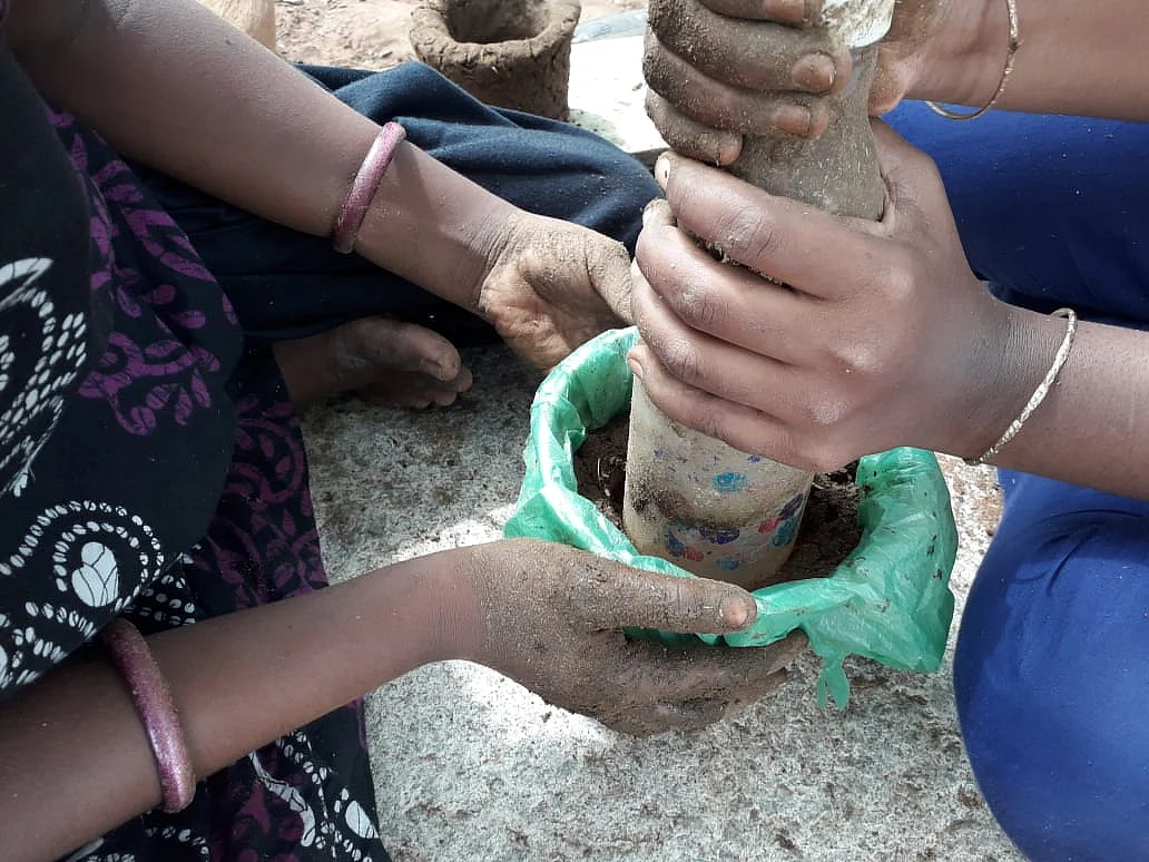 மாட்டுசாணத்தில் பூந்தொட்டிகள் தயாரிக்கும் கிரண்ரூபா, மணிவாசகி
