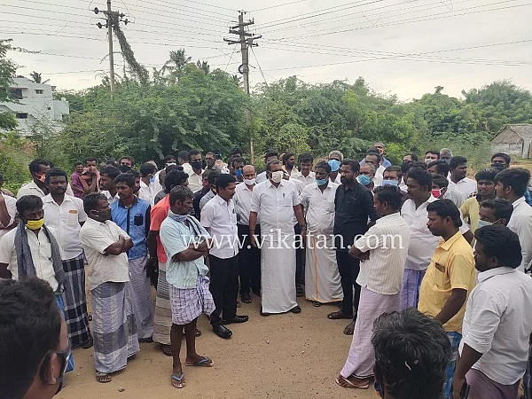 மருத்துவமனை வளாகத்தில் சமூக அமைப்பினர்