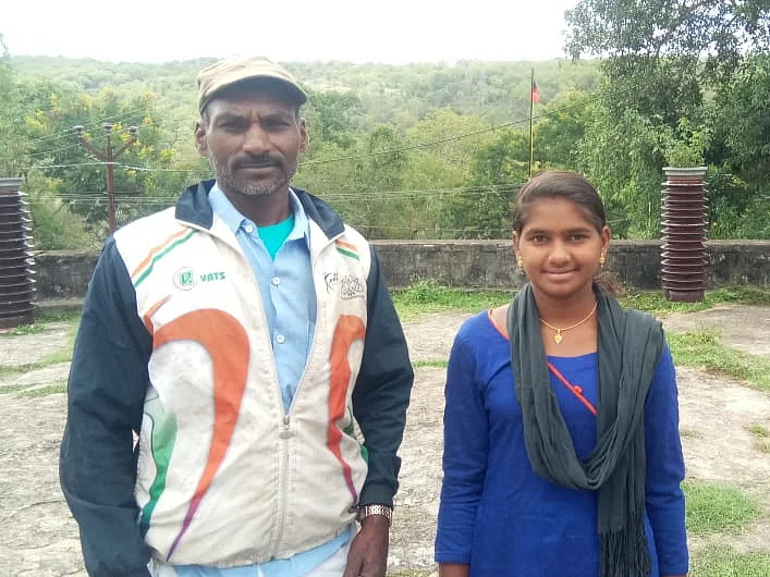 பேருந்துக்கு 8 கி.மீ பயணம்; 95 சதவிகித மதிப்பெண்! - கேரளாவில் சாதித்த தமிழக மாணவி