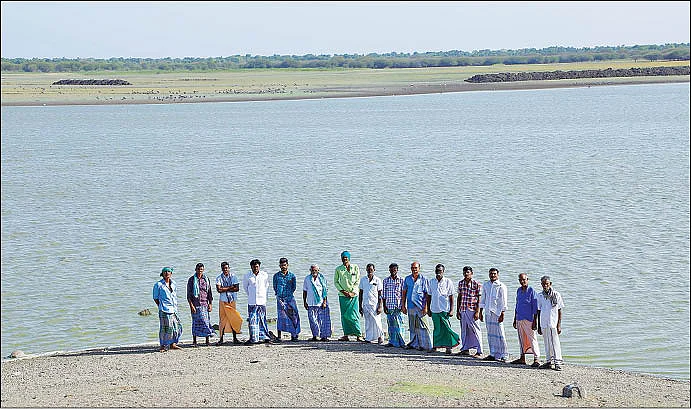 கரைவெட்டி ஏரியில் விவசாயிகள்