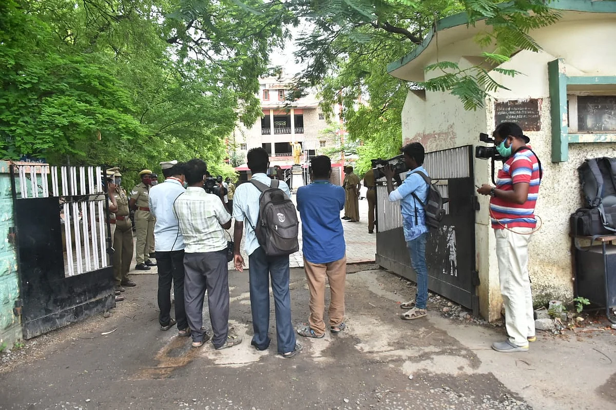 நீதிமன்ற வாசலில் காத்திருக்கும் பத்திரிகையாளர்கள்.