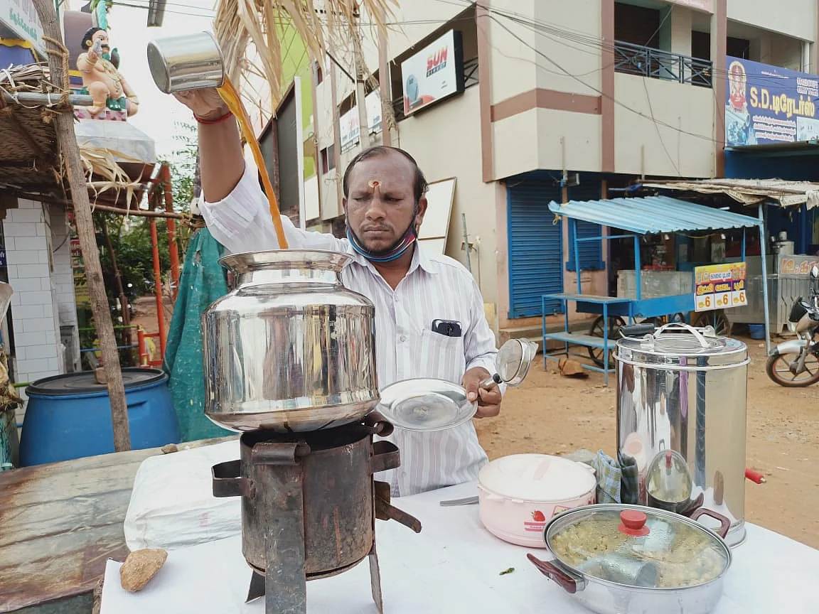 கோவில்பட்டி: `கொஞ்சநாள்ல பிக்அப் ஆயிடுச்சு!’ - சுக்குக்காபி விற்கும் ஸ்கேட்டிங் மாஸ்டர்