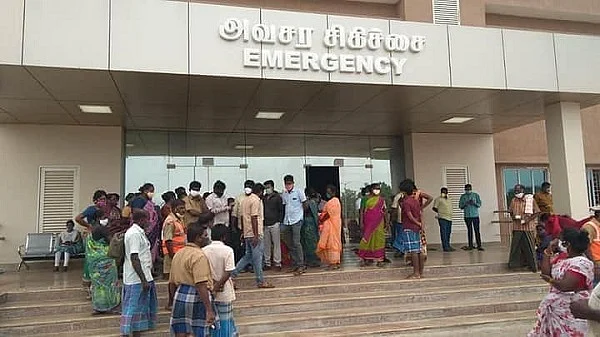 மருத்துவமனை வாயிலில் கவலையுடன் பணியாளர்கள்