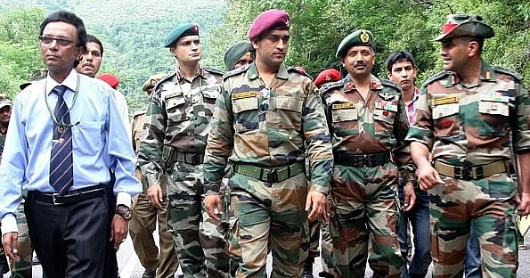 தோனி ராணுவ வீரர்களுடன்
