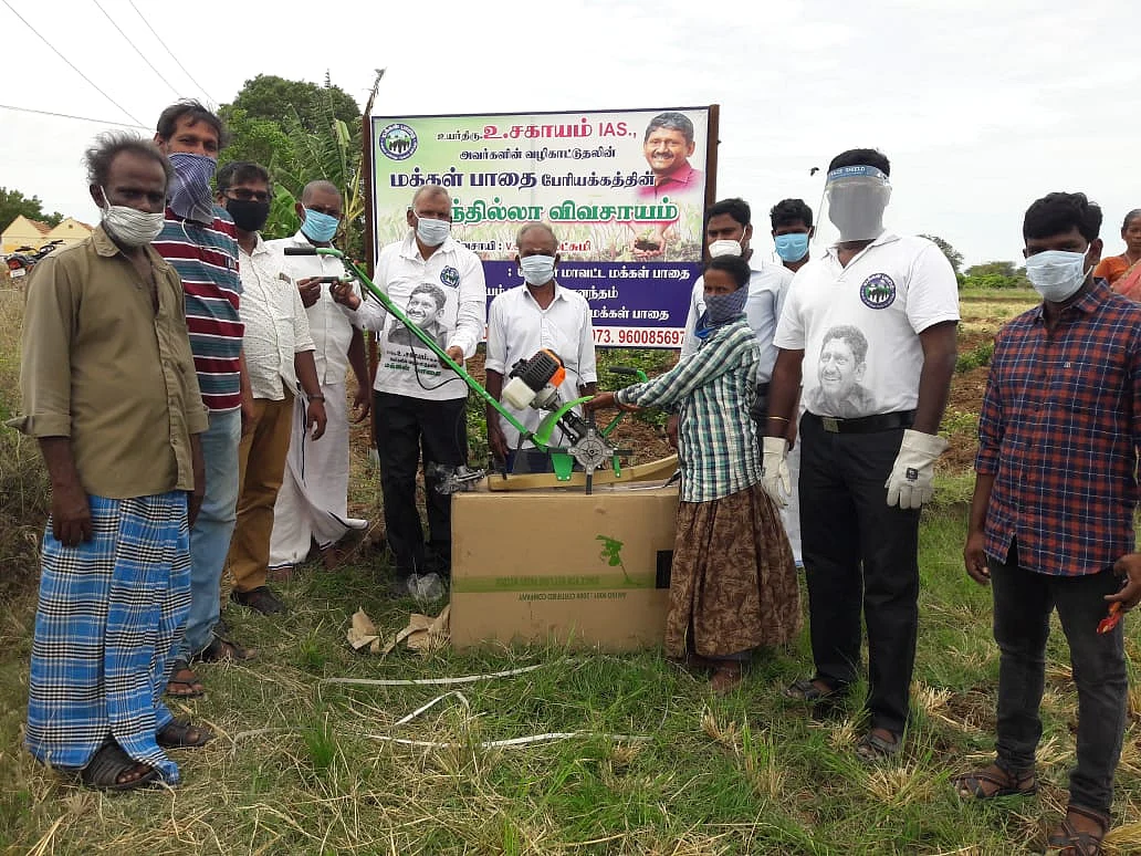 கரூர்: `இனி, சிறப்பா விவசாயம் செய்வேன்!' -உதவியால் நெகிழ்ந்த பெண் இயற்கை விவசாயி