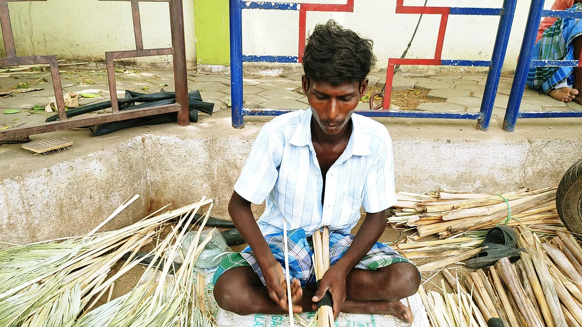 விளக்குமாறு செய்யும் அருள்ராஜ்
