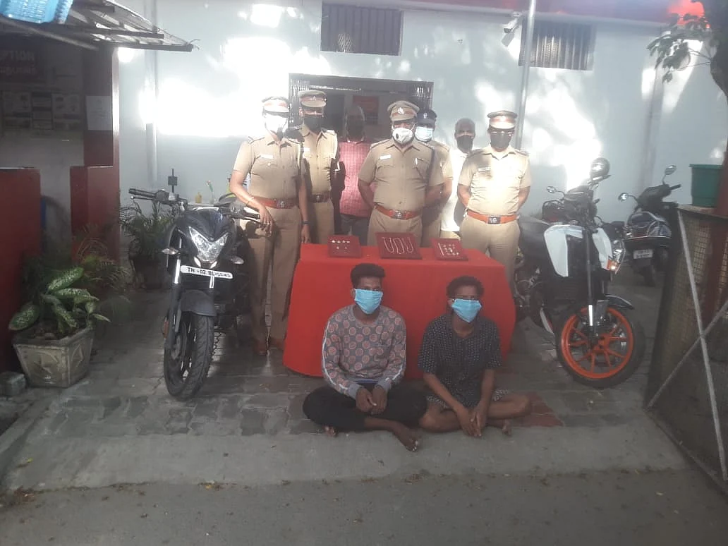 கைதானவர்களுடன் போலீஸ்
