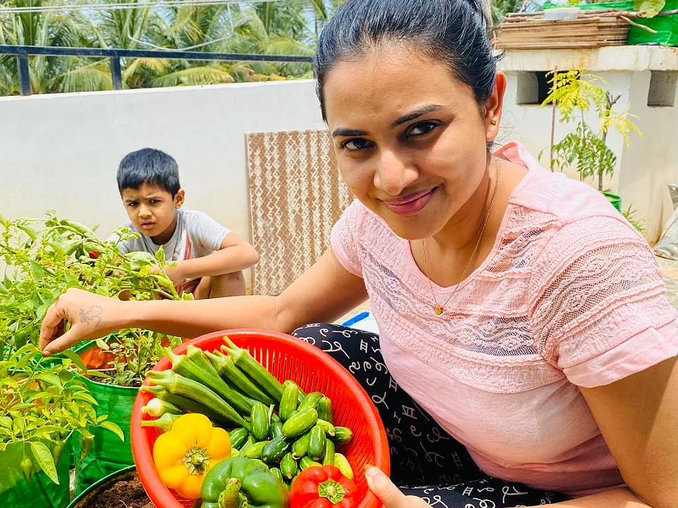 ``ஆரோக்கியம் மட்டுமல்ல, ஆத்ம திருப்தியும் தரும்!'' - `செம்பருத்தி' ஜனனியின் மாடித்தோட்ட அனுபவம்
