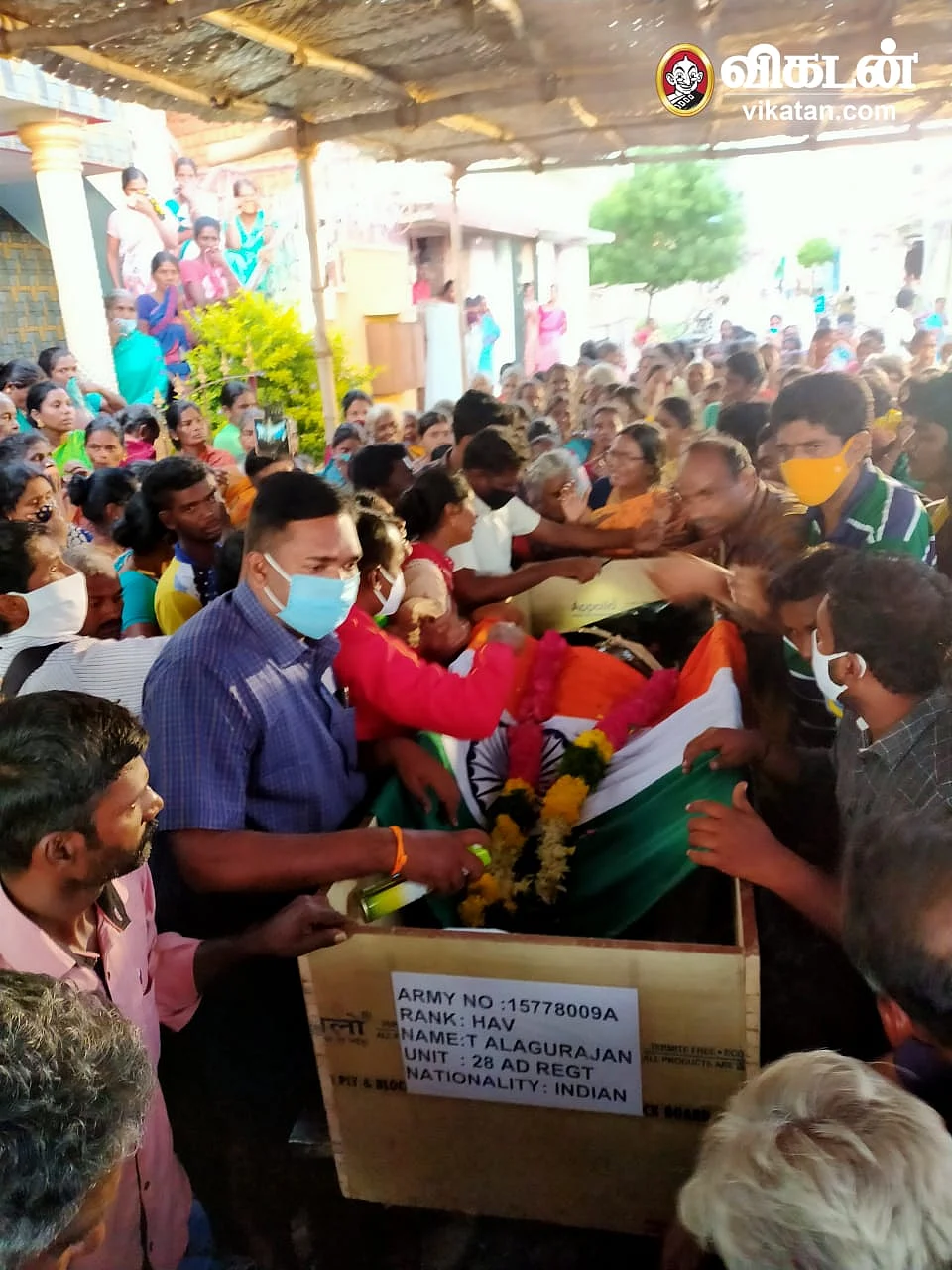 அழகுராஜாவின் உடலைப் பார்த்து அழும் அவரது உறவினர்கள்.