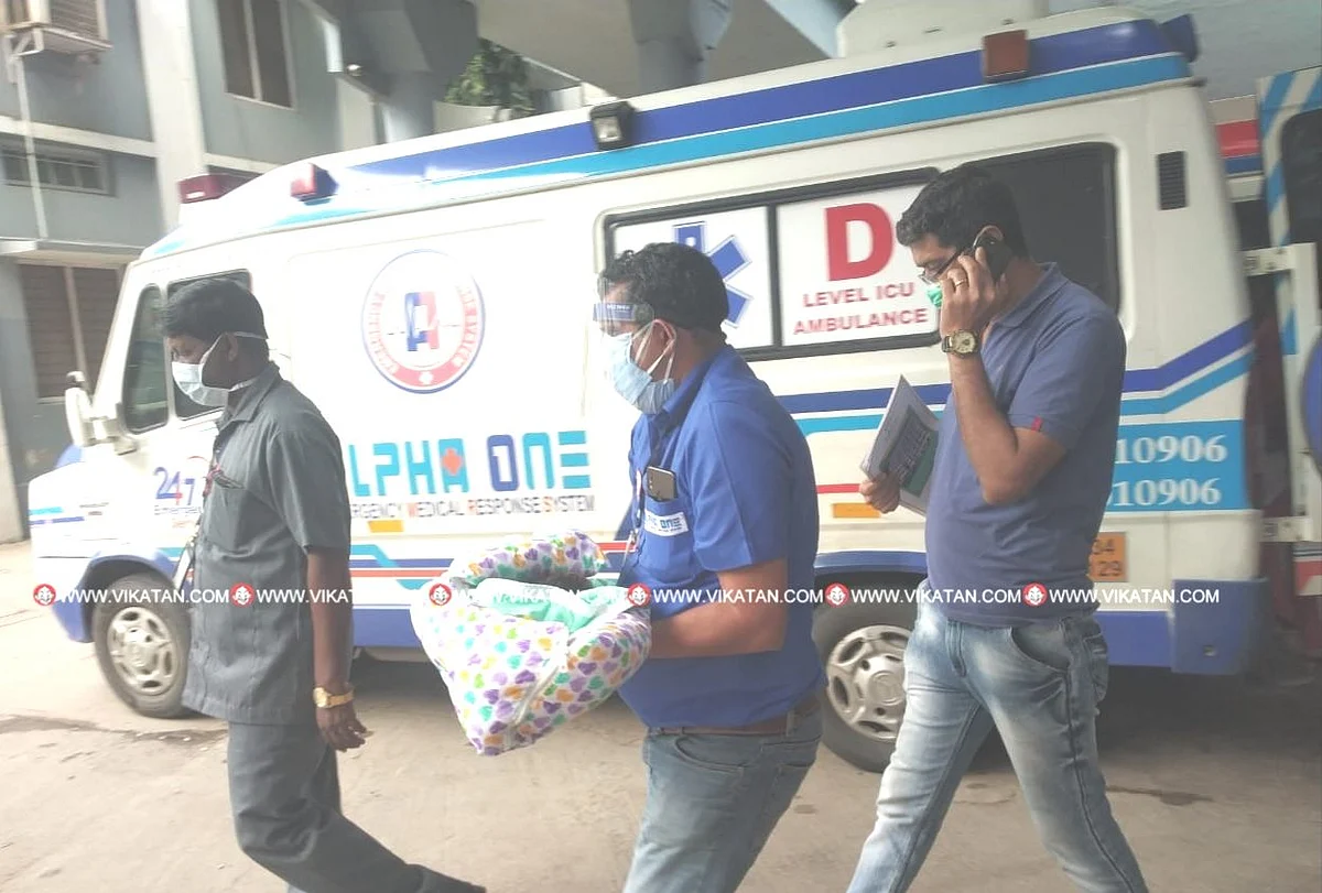 குழந்தையை தூக்கிச்செல்லும் மருத்துவக் குழு