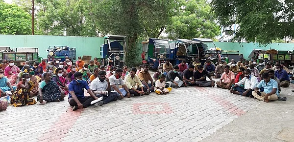 போராட்டத்தில் ஈடுபட்ட ஒப்பந்தப் பணியாளர்கள்