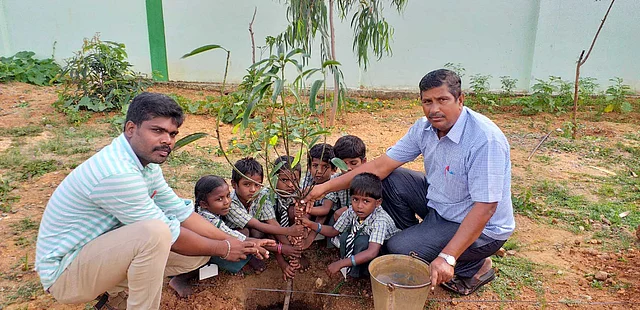மாணவர்களோடு குமாரவேல்