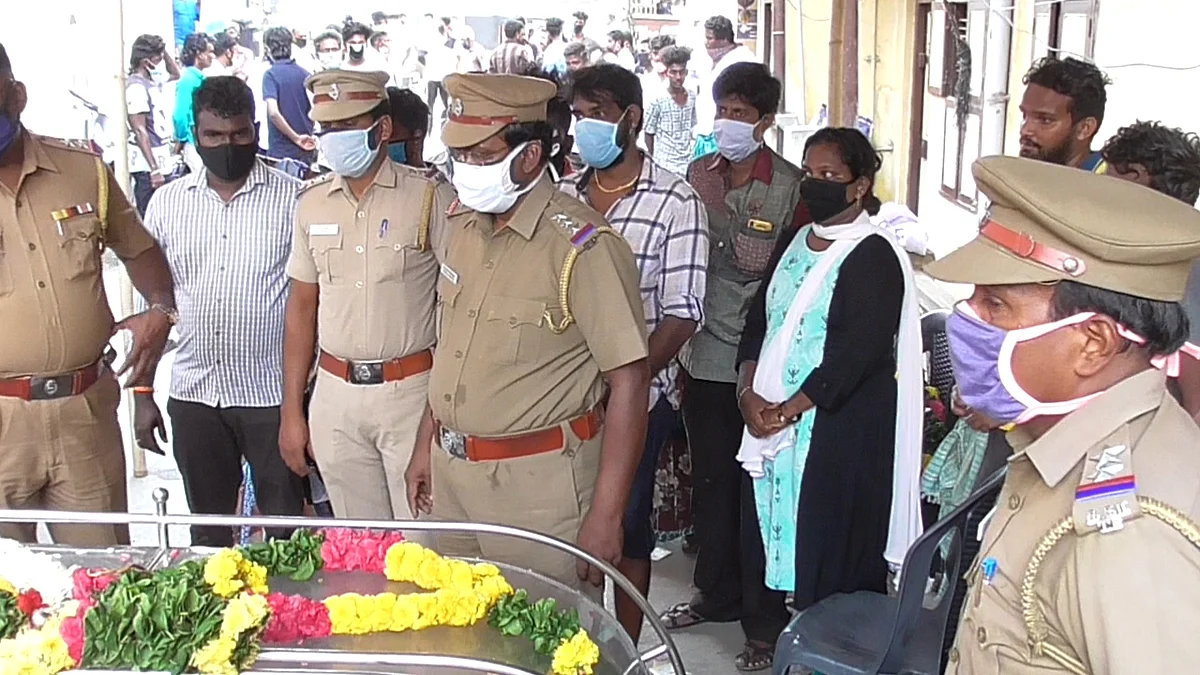 மாலை அணிவிக்கும் போலீஸார்