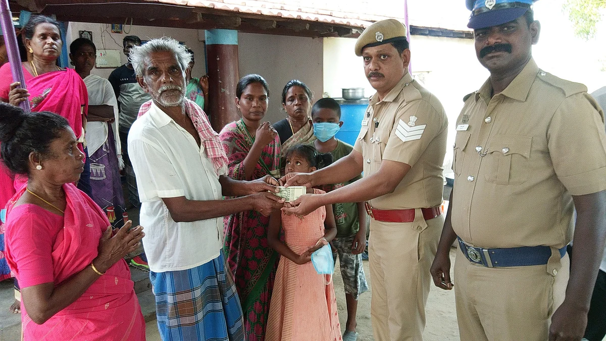 பழனி குடும்பத்துக்கு நிதி வழங்கிய காவலர்கள்