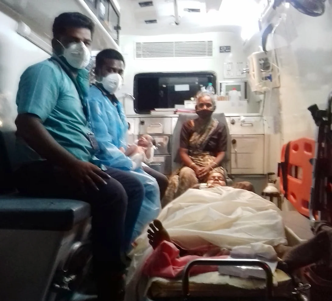 புதுக்கோட்டை: 108 ஆம்புலன்ஸில் பிரசவம்! - ஓட்டுநர், உதவியாளருக்குக் குவியும் பாராட்டு
