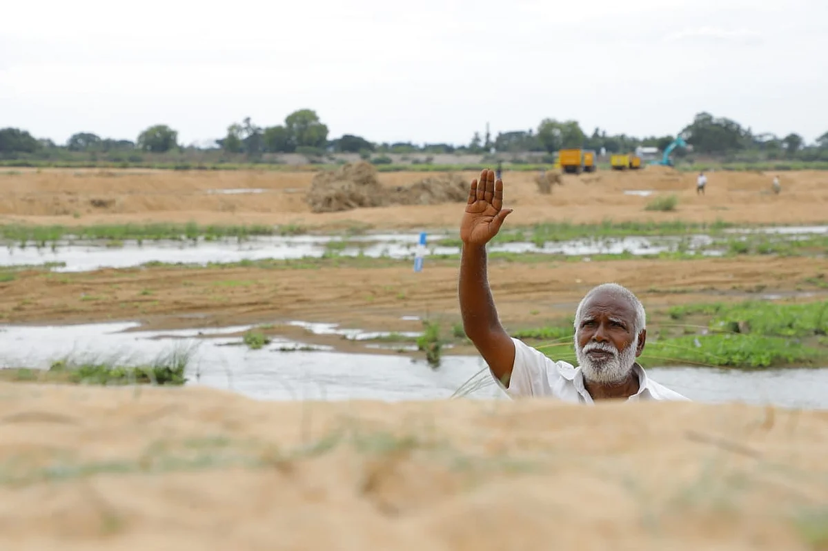 ஆற்றுக்குள் பள்ளத்தை காட்டும் ராஜேந்திரன்