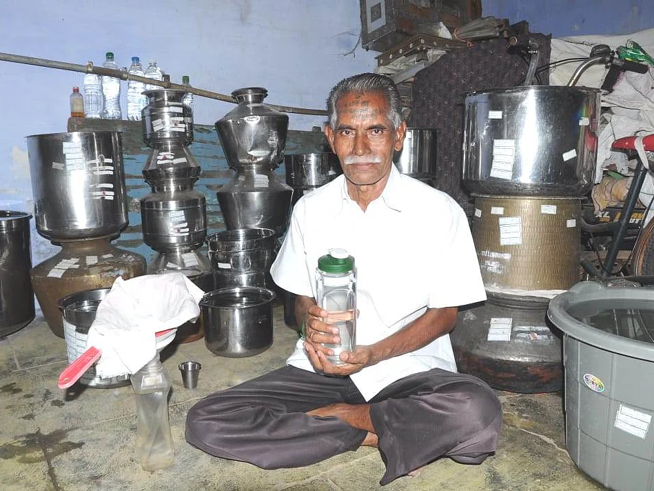 `சாகுற வரைக்கும் மழைத்தண்ணி மட்டும்தான்!' -ஈரோட்டில் ஒரு வைராக்கிய மனிதர்