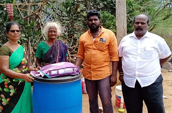 உதவிப் பொருள்கள் வழங்கப்பட்டன.