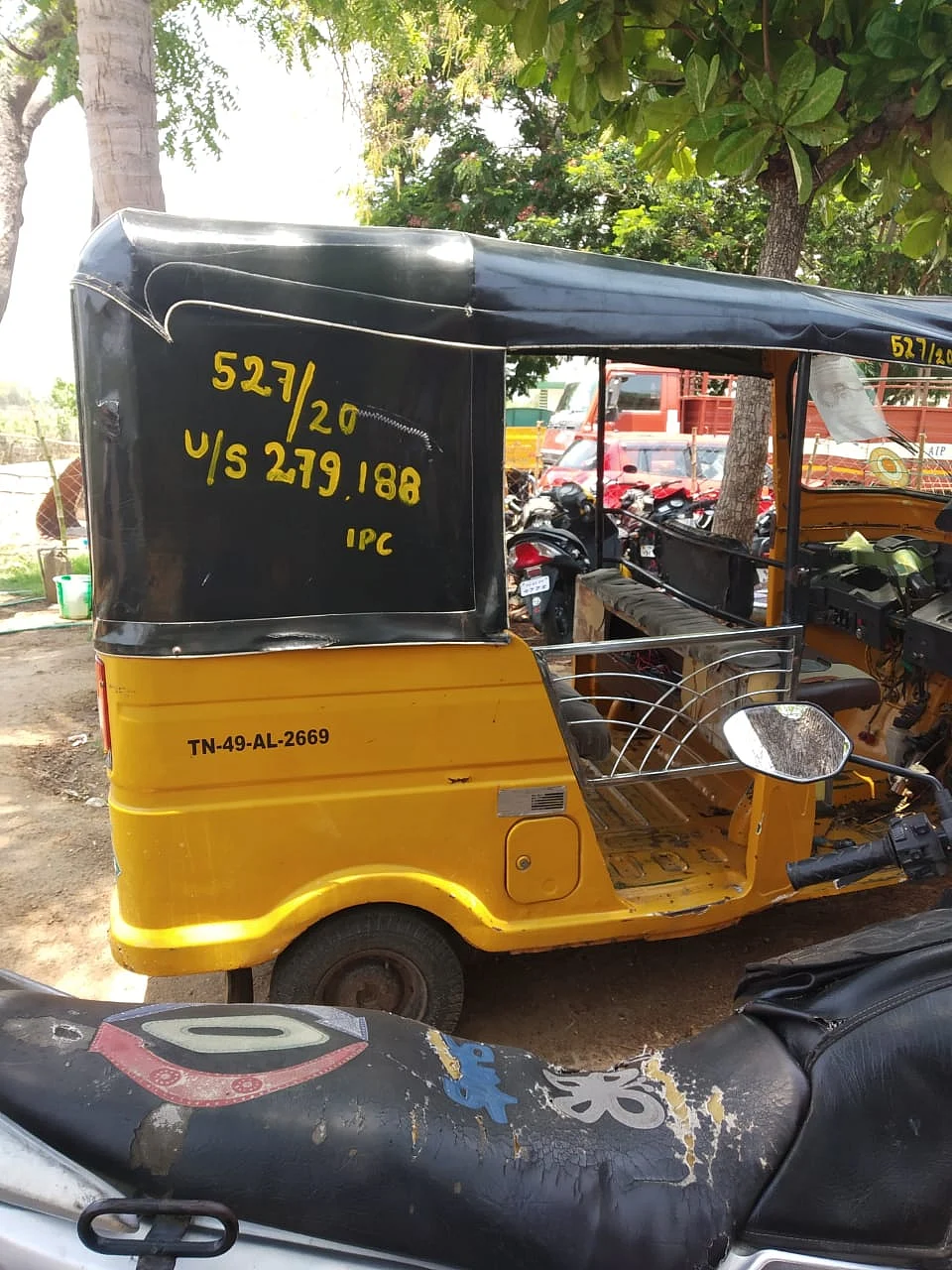 காவல் நிலையத்தில் ஆட்டோ