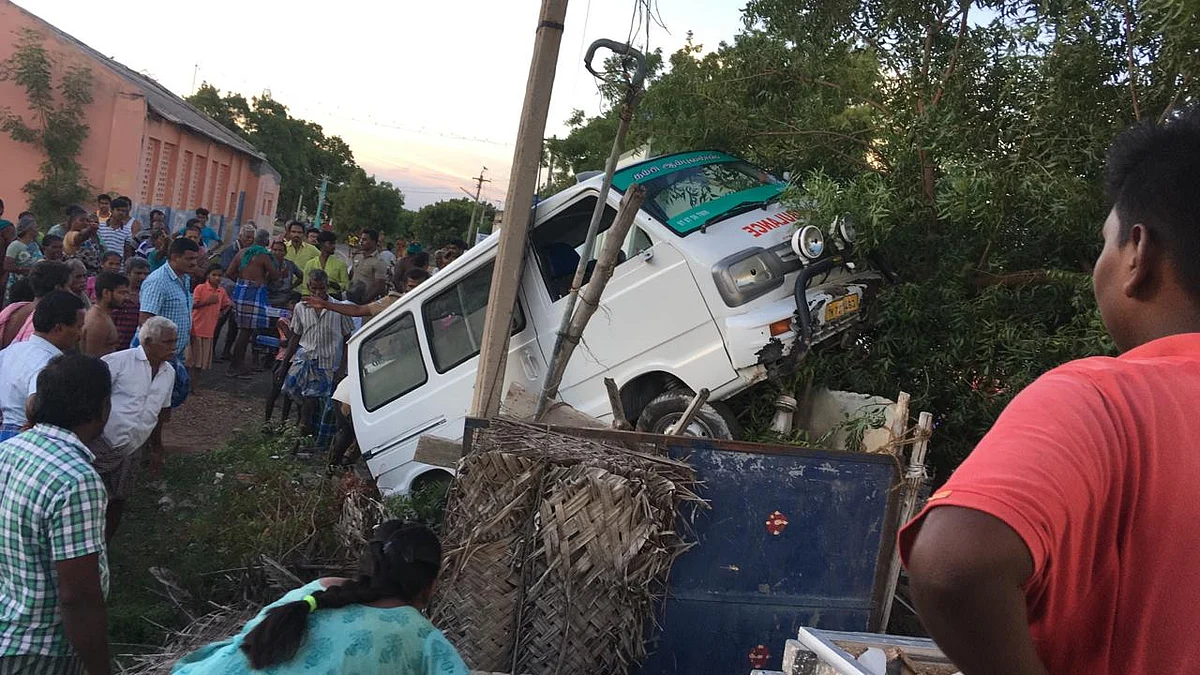 வீட்டுக்குள் புகுந்த ஆம்புலன்ஸ்