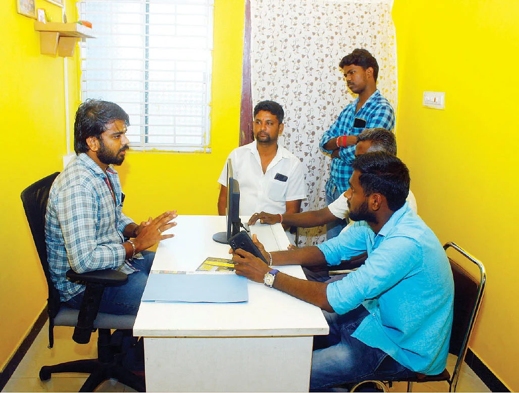 12 கார்கள்... ‘பளிச்’ வருமானம்... ஸ்மார்ட் ஐடியா..!