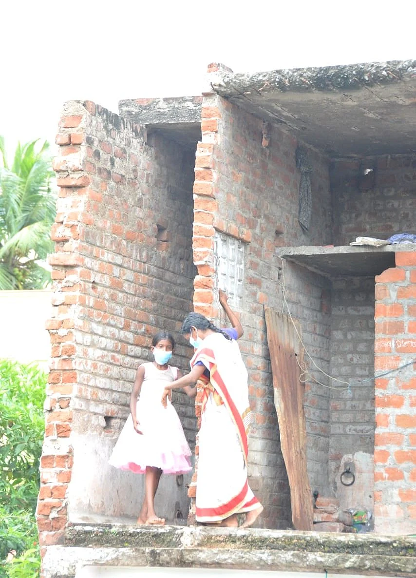 இடிந்த கட்டடத்துக்குள் தாய், மகள்