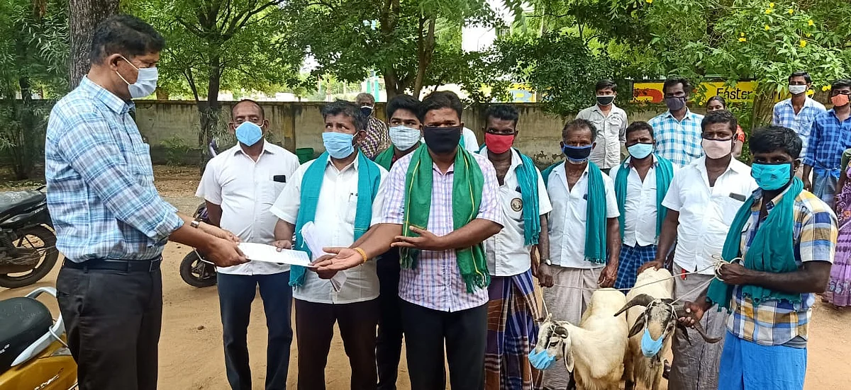மனு அளித்த வியாபாரிகள்