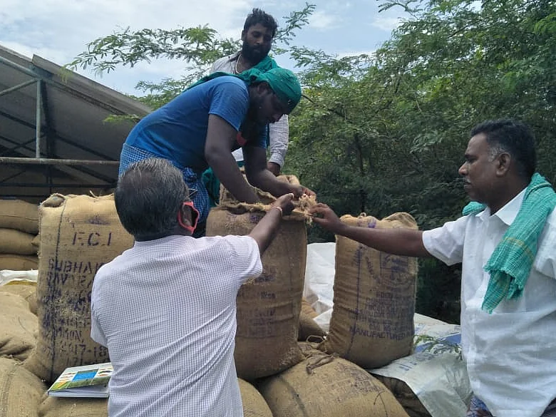 திருவாரூர்: `2 நாள் தாமதம் ஆகியிருந்தாலும்..!' -நெல் கொள்முதலால் நெகிழும் விவசாயிகள்