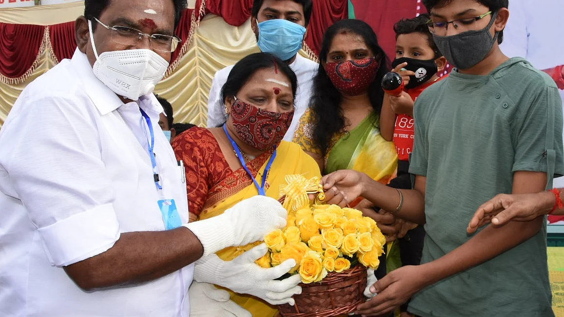 செல்லூர் ராஜூ குடும்பத்தினர்